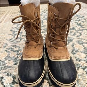 SOREL Caribou Buff Tan and Black Lace-Up Women’s Winter Snow Boots size 8